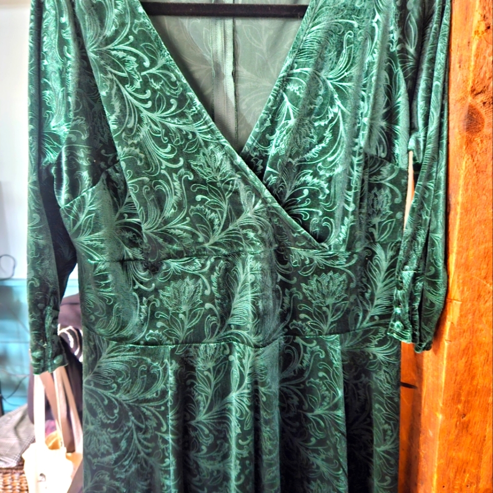 Green velvet-esq party dress